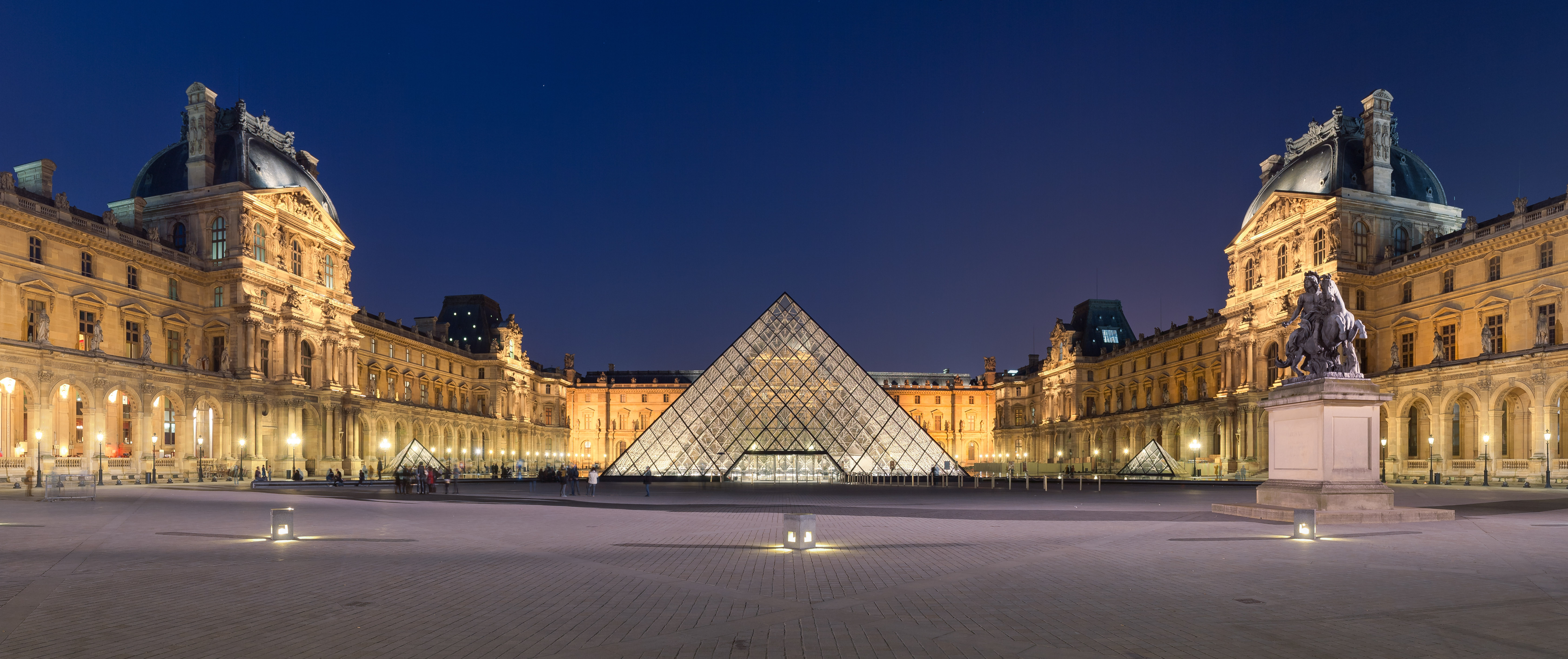 Louvre i el pati