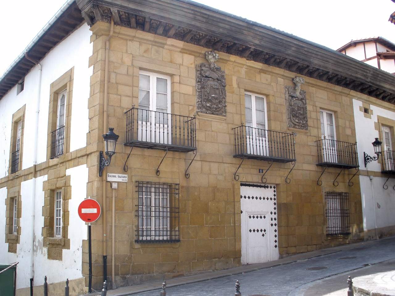 Kanposantu & the Old Town Palaces
