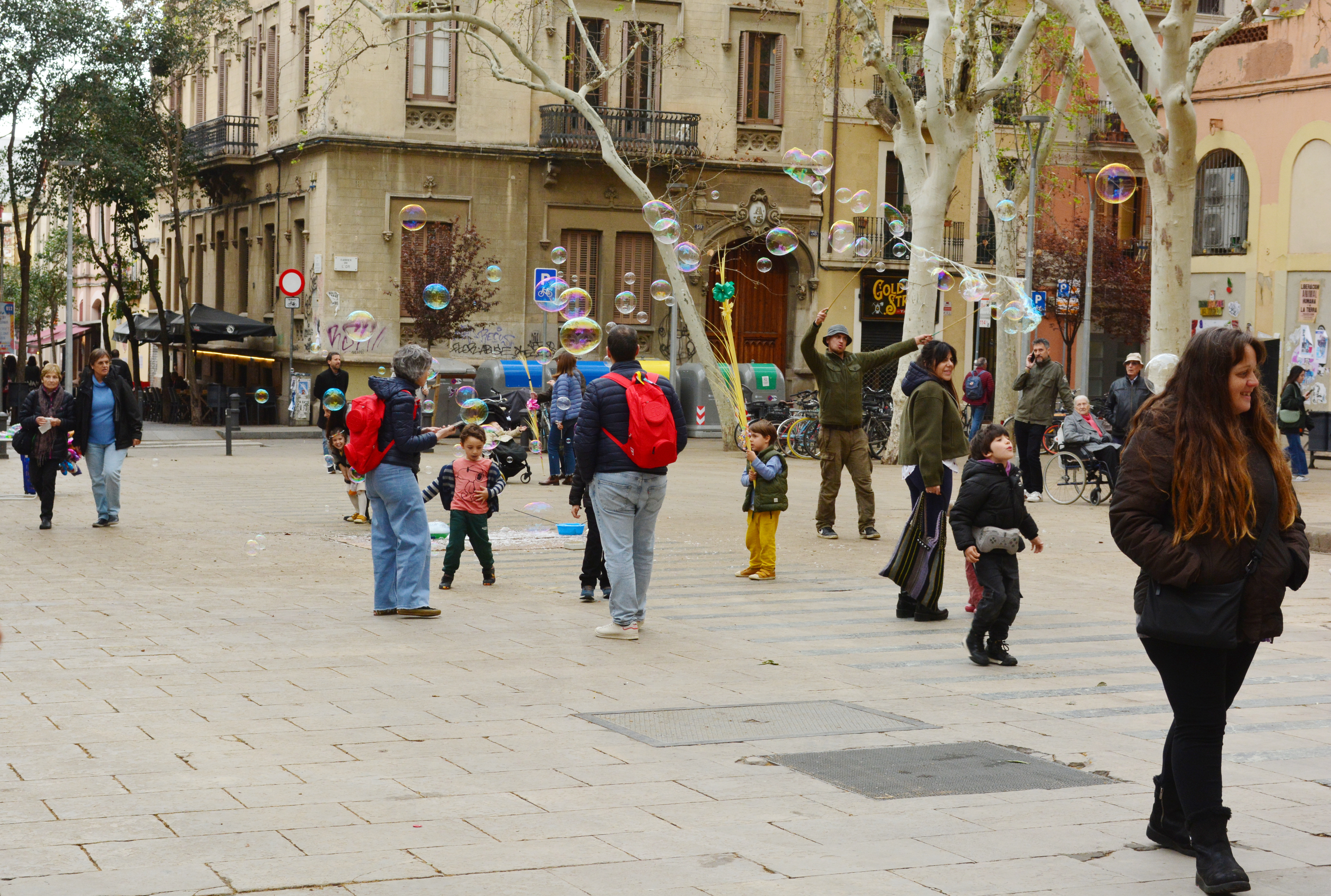 维雷纳广场 (Plaça de la Virreina)