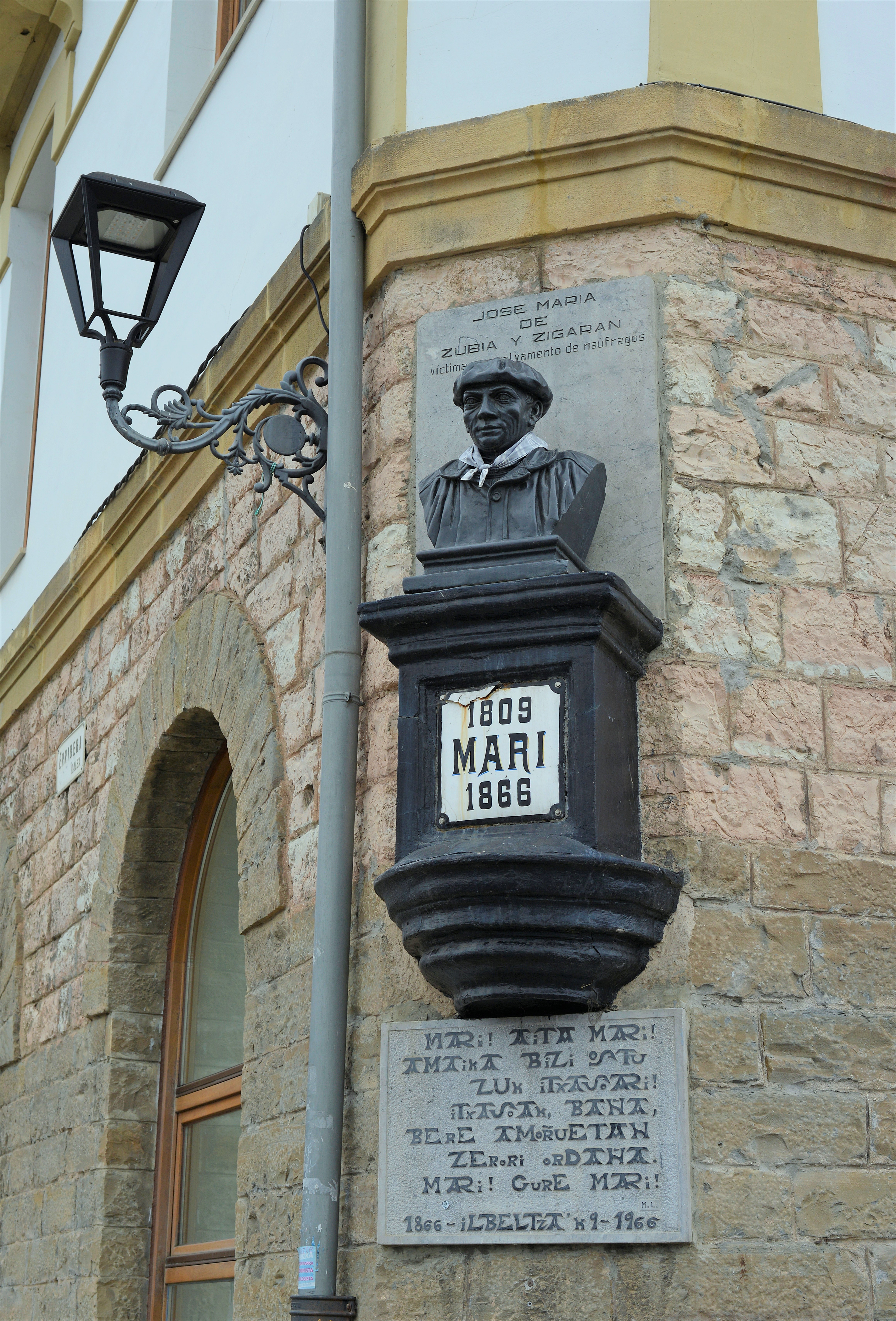 Monumento a Aita Mari