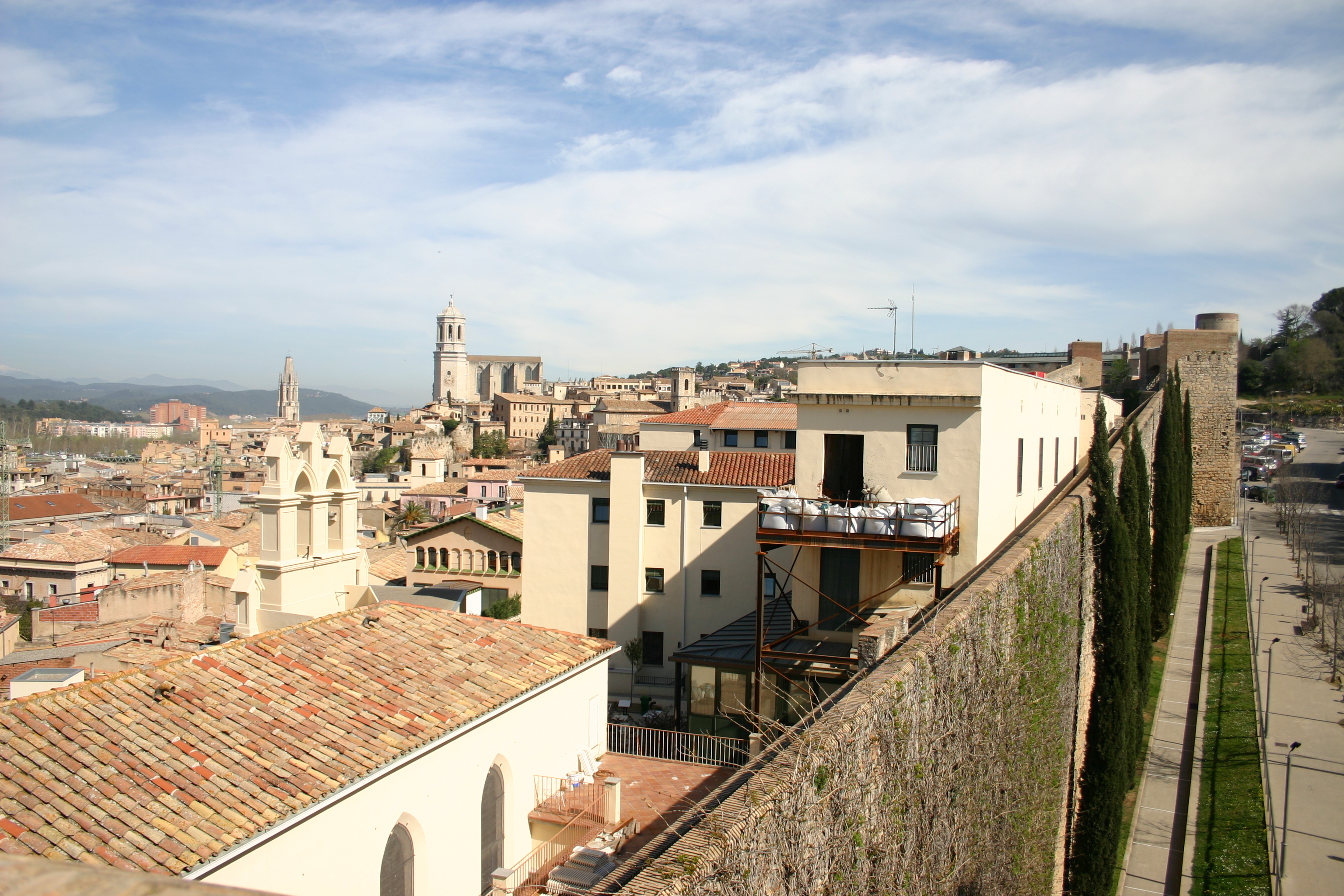 Passeig de la Muralla — दीवारों पर चलना