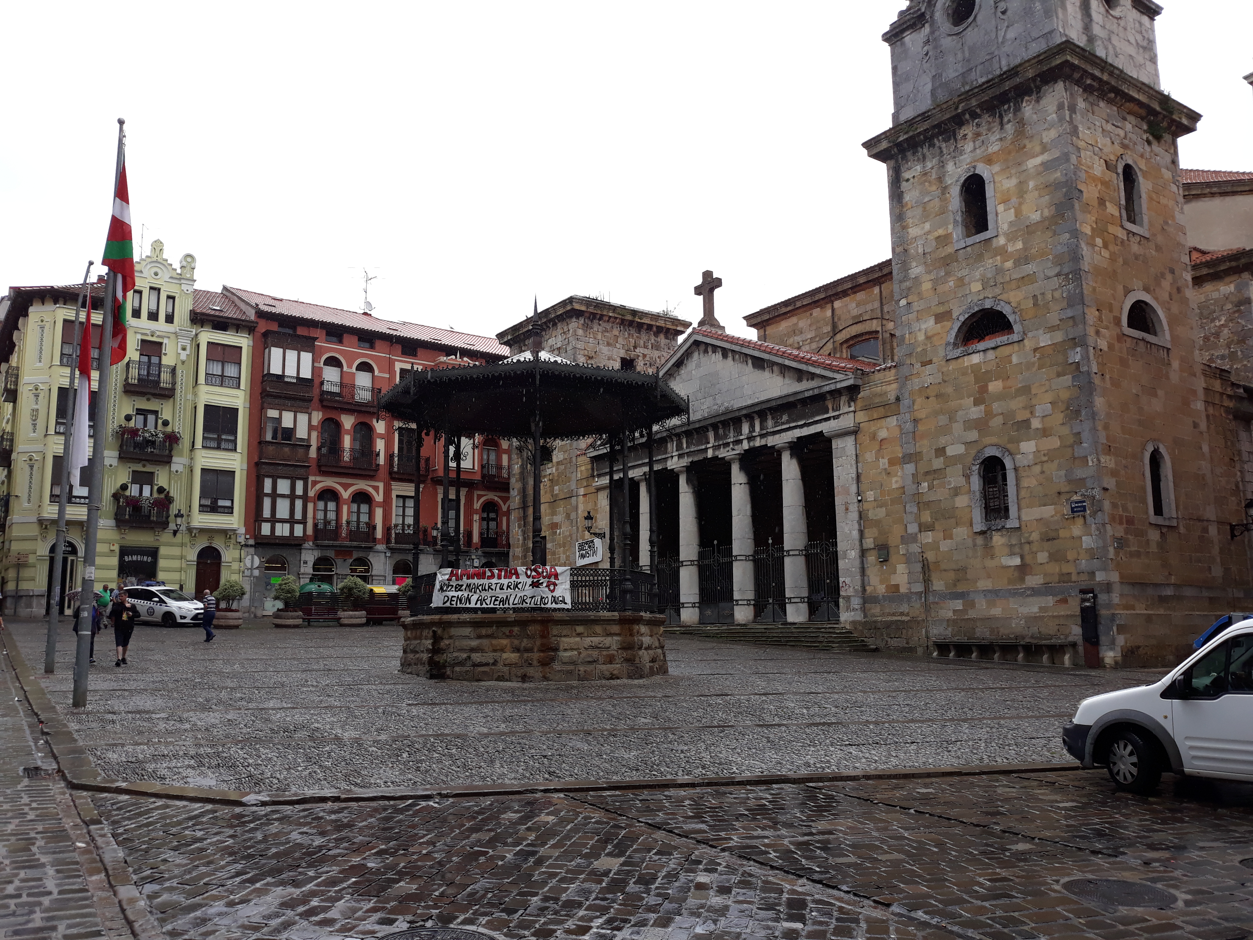 Plaza Sabino Arana & Santa María