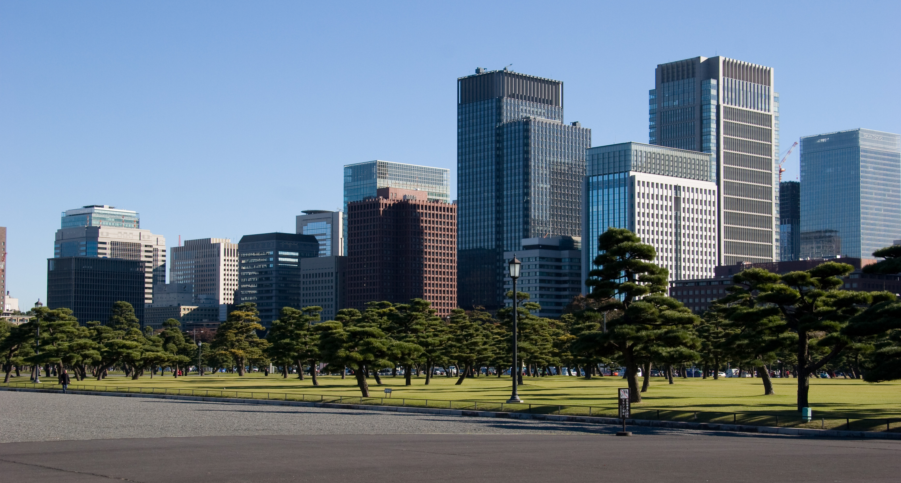 Tokyo Essentials: Castle, Kilometre Zero and Ginza